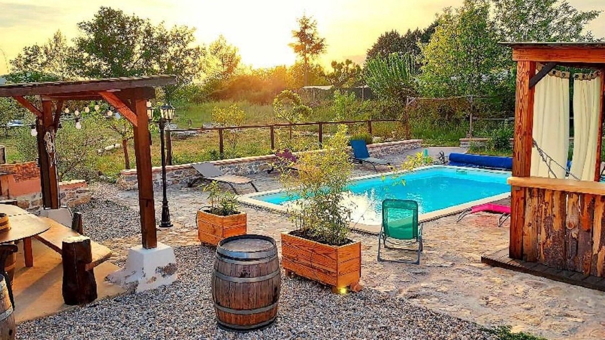 Saint-Andre-de-Cruzieres House | Gîte, Lodge for groups of 13 people with swimming pool near the Ardèche Gorges.