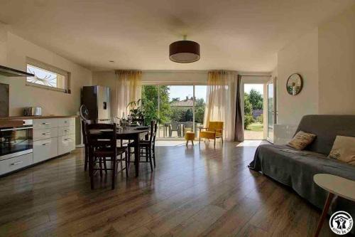 Saint-Didier-sur-Chalaronne House | Gite L'Entraxe très lumineux au cœur de Saint Didier