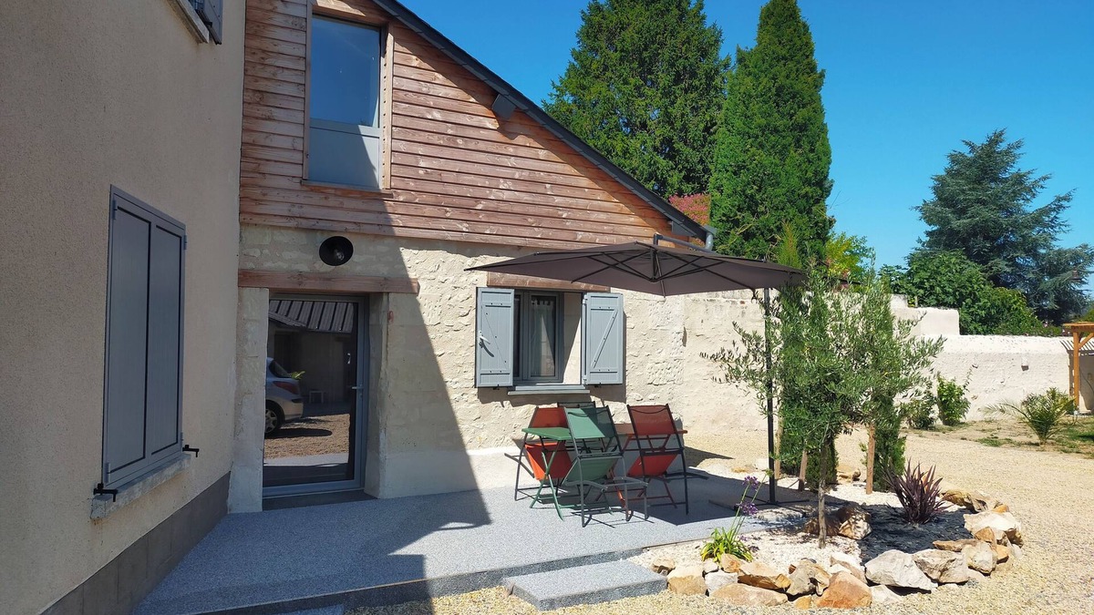 Distre House | GÎTE L'OASIS 10' from Saumur, the Château, the Cadre Noir and the freeway