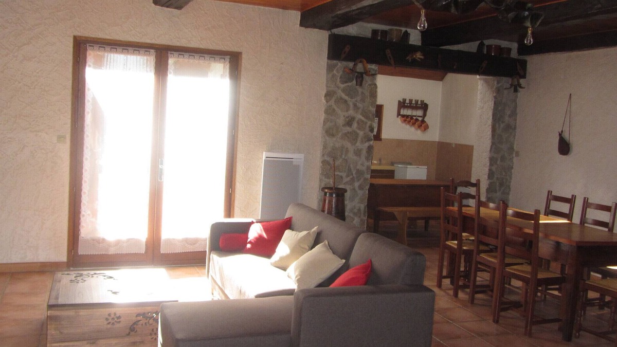 Allemond House | GITE LA BALMETTE A 12 MN EAU D'OLLE EXPRESS - Sleeps 8 or 16