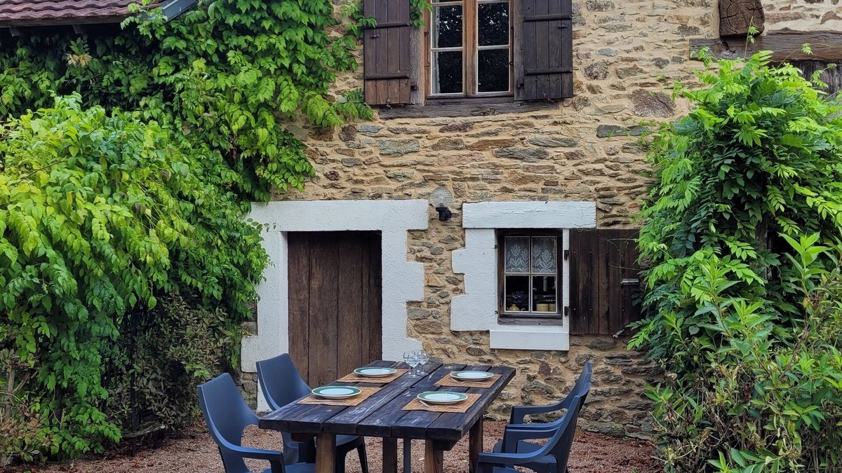 Saint-Saud-Lacoussiere House | Gite La Cave; stylish and comfortable countryside house