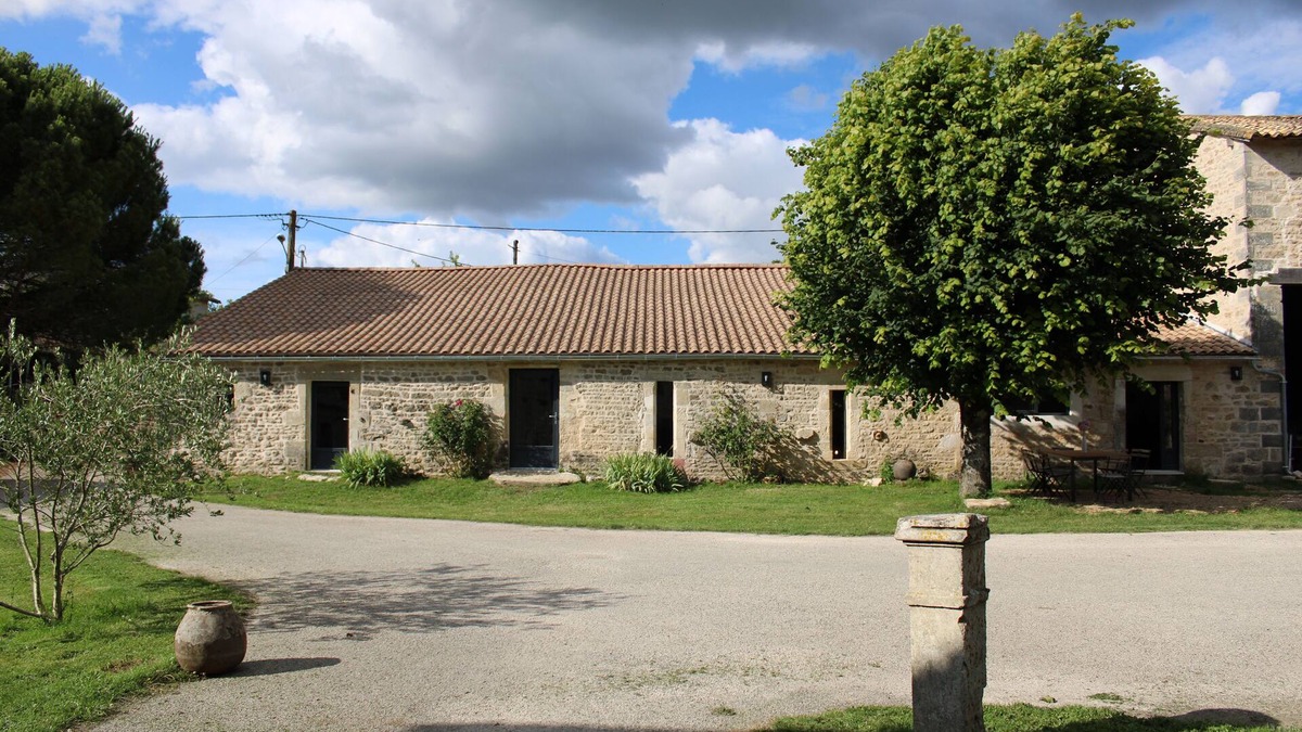 Prailles House | Gîte La Louise close to the Marais Poitevin, charming farmhouse with swimming pool and spa