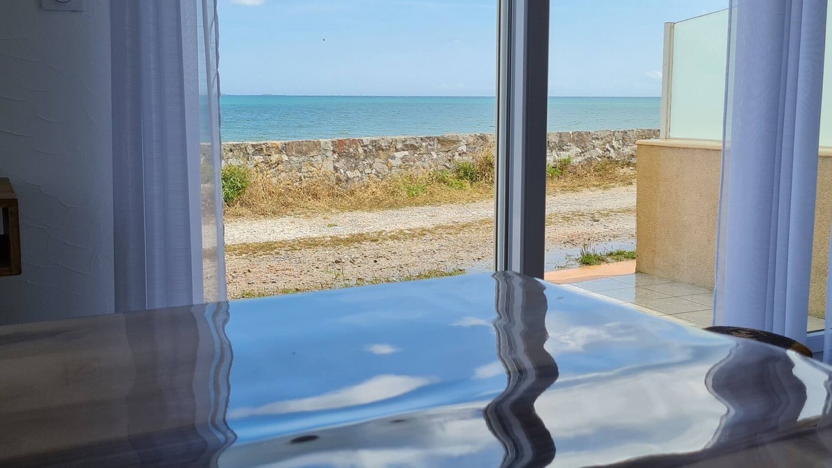 Cotentin Peninsula Cottage | Gite la mer, les pieds dans l'eau for 4 people