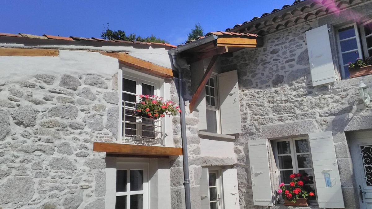 Saint-Salvy-de-la-Balme Villa | Gîte le Coumis with large park 6 persons animals accepted