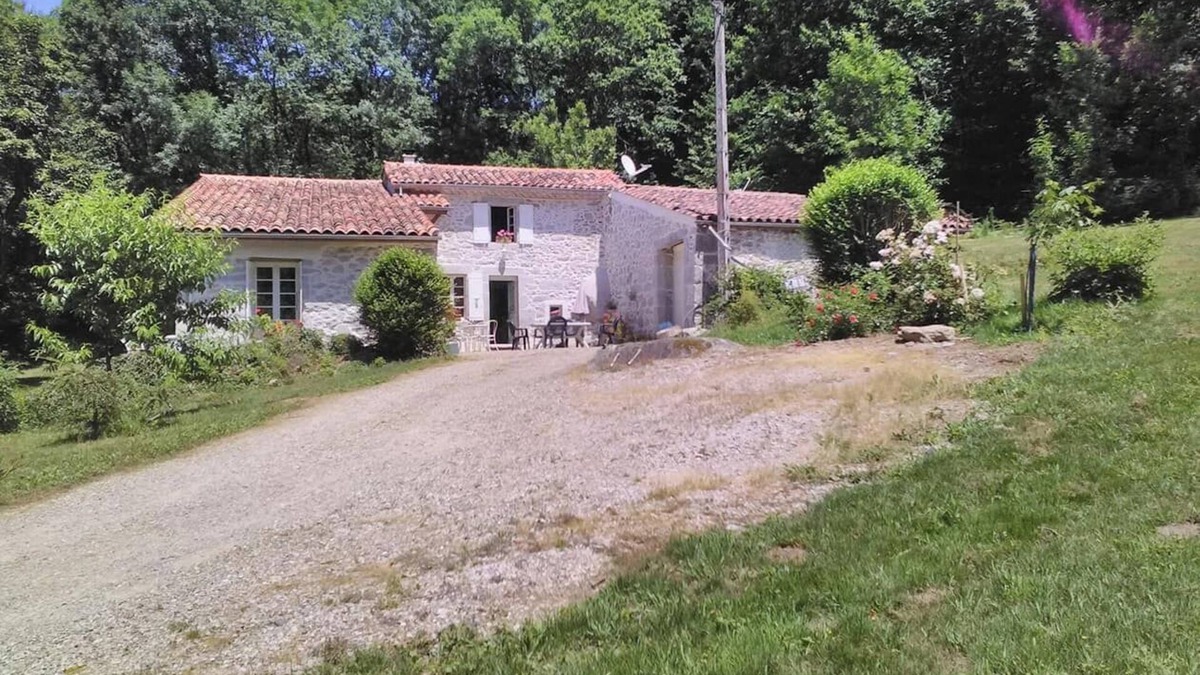 Saint-Salvy-de-la-Balme House | Gîte le Coumis sleeps 6, kitchen, parking and garden.