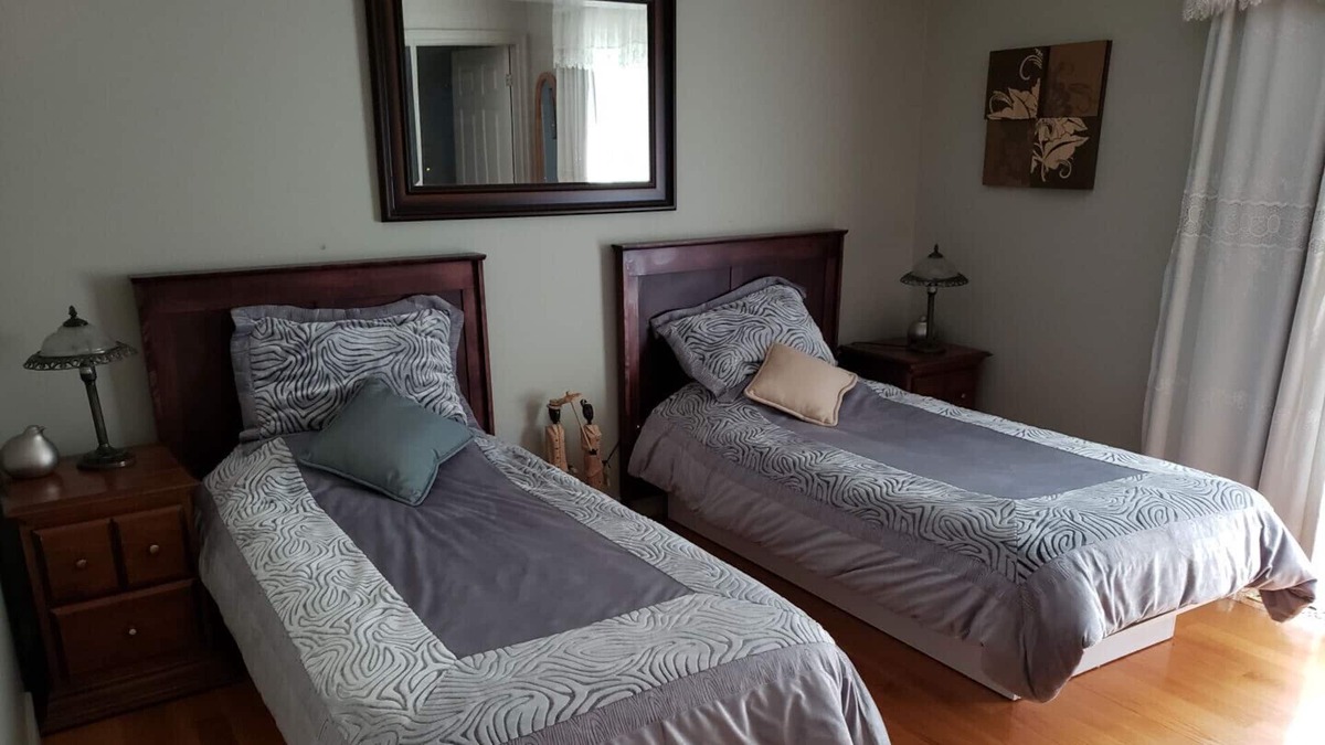 Mauricie Bed & Breakfast | Gîte le Grandelinois - La Maria - Room with two single beds
