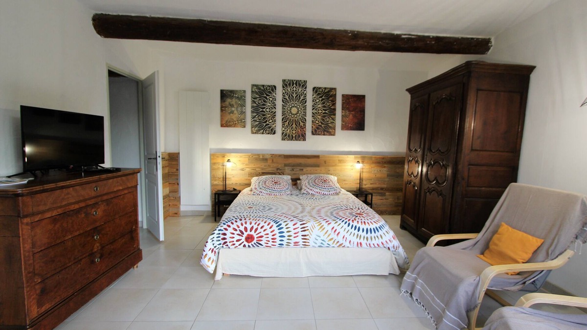 Cabrieres-d'Avignon Apartment | Gite Le Petit Luberon classified 3* in magnificent property in village center
