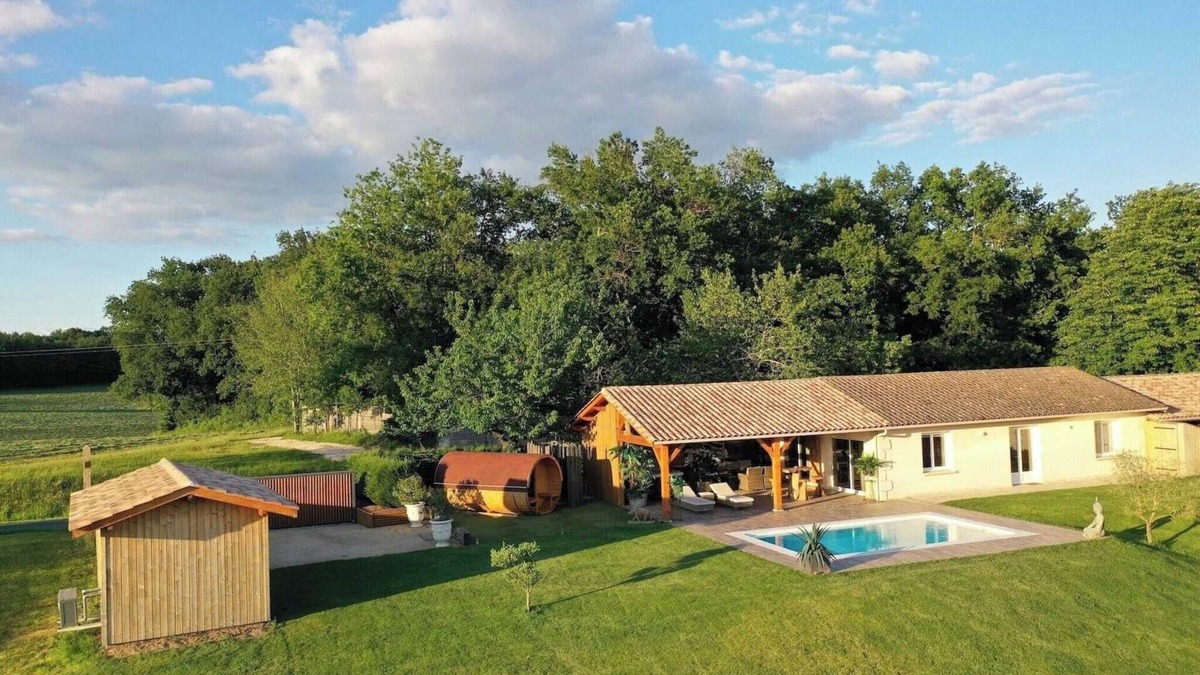 Eymet Cottage | Gite Le Refuge des Epicuriens Swimming pool Sauna and Spa. Electric bikes