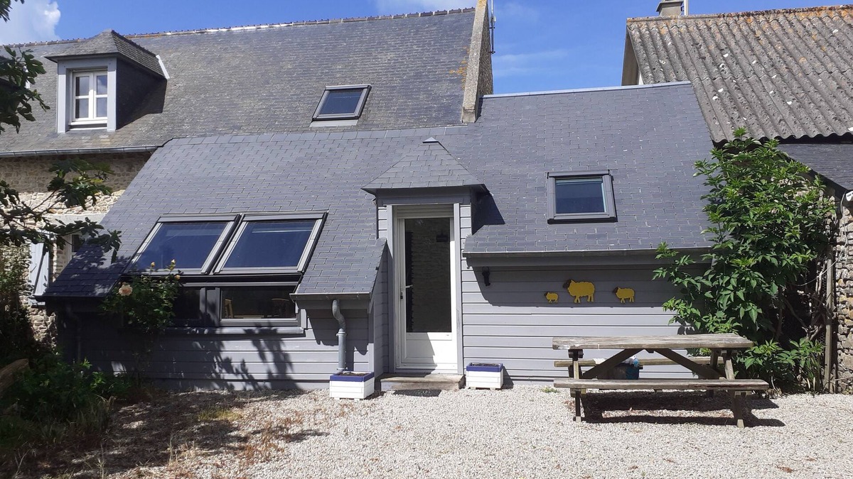 Pirou House | GITE LES MOUETTES House 300m from the sea, fenced garden for animals.