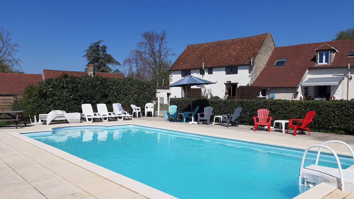 Neure House | Gite Les-Vines, Vin Blanc, in a quiet hamlet with pool.