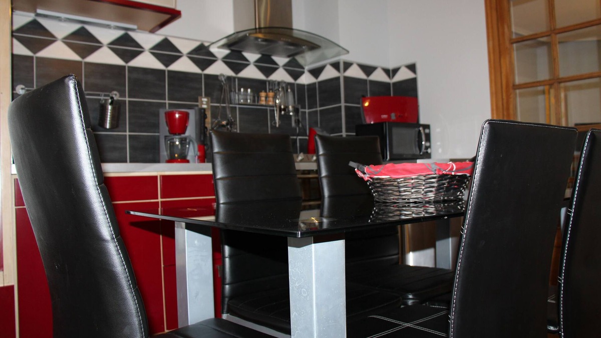 Decize Cottage | Gîte "Loire" park with trees bordering the Loire in a small tourist town.