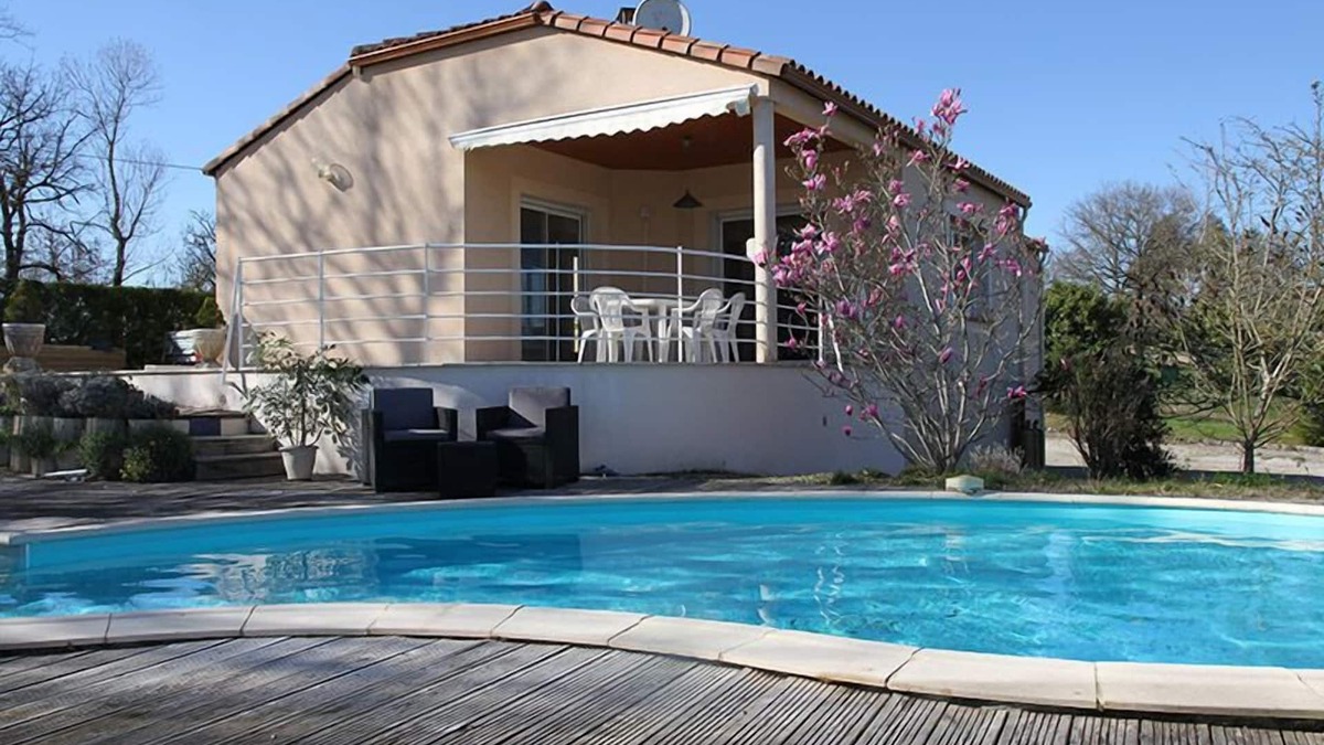 Le Montat House | GITE NEAR CAHORS WITH PRIVATE HEATED POOL