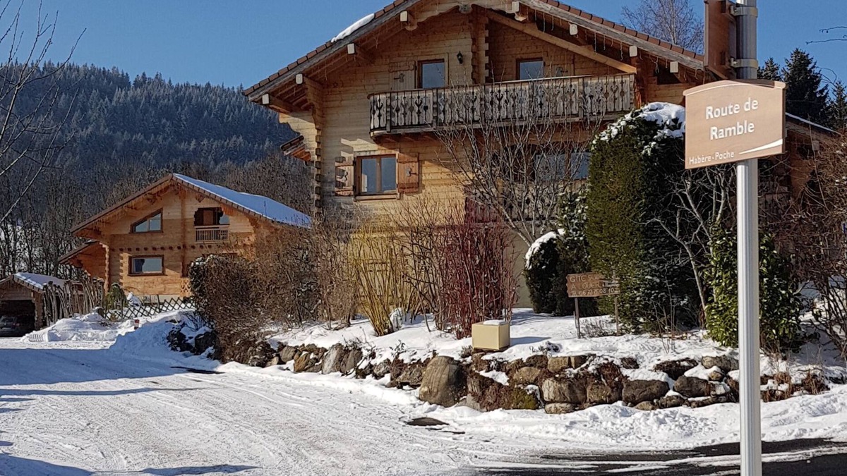 Habere-Poche Ski Chalet | Gîte on the ground floor of a real wooden chalet, a former painter's studio.