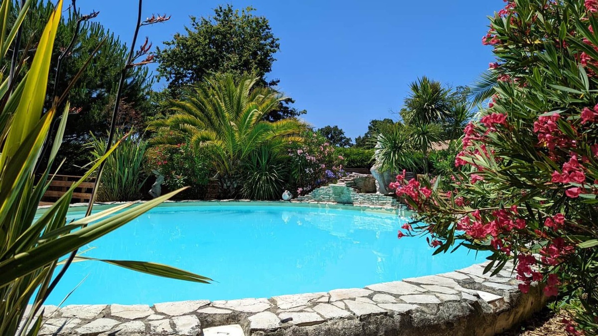 Sud Charente Cottage | Gite Reignac, 5 bedrooms, 12 persons