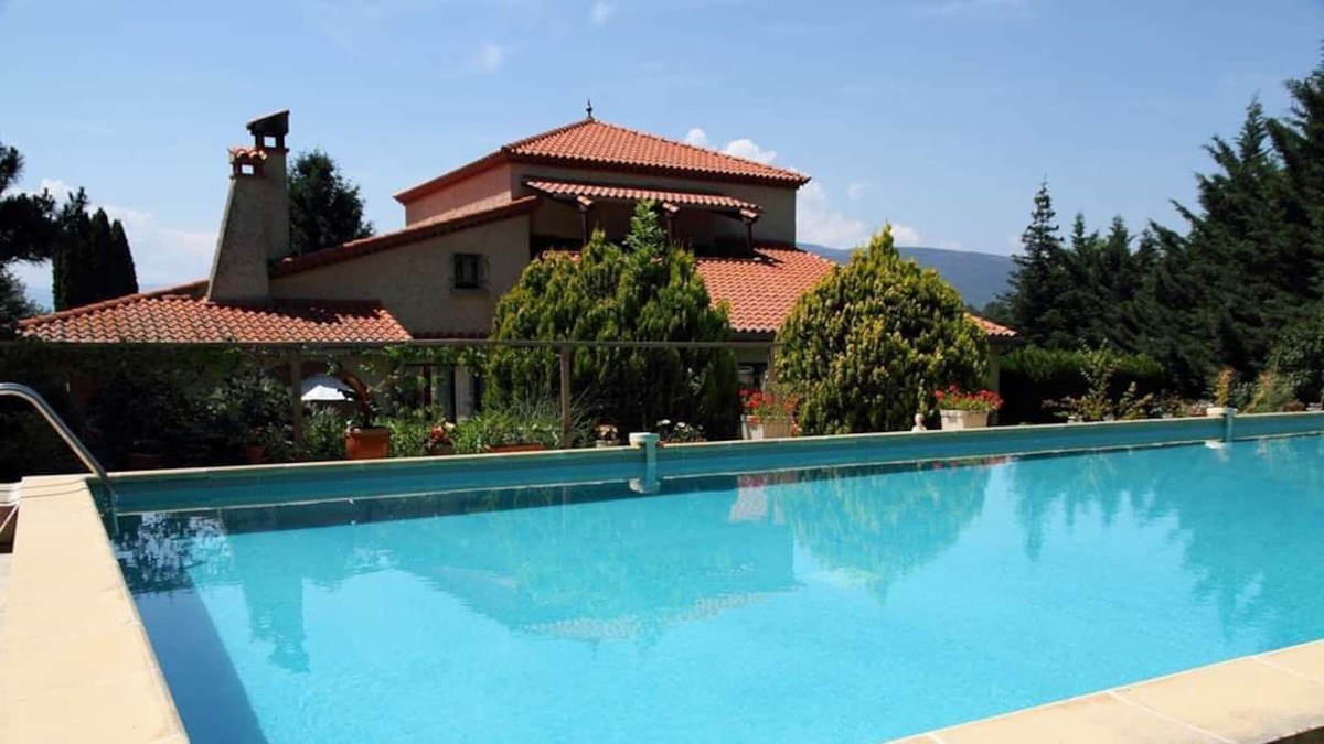 Vernet-les-Bains Cottage | Gite rental at the foothills of the Canigou mountain with swimming pool.
