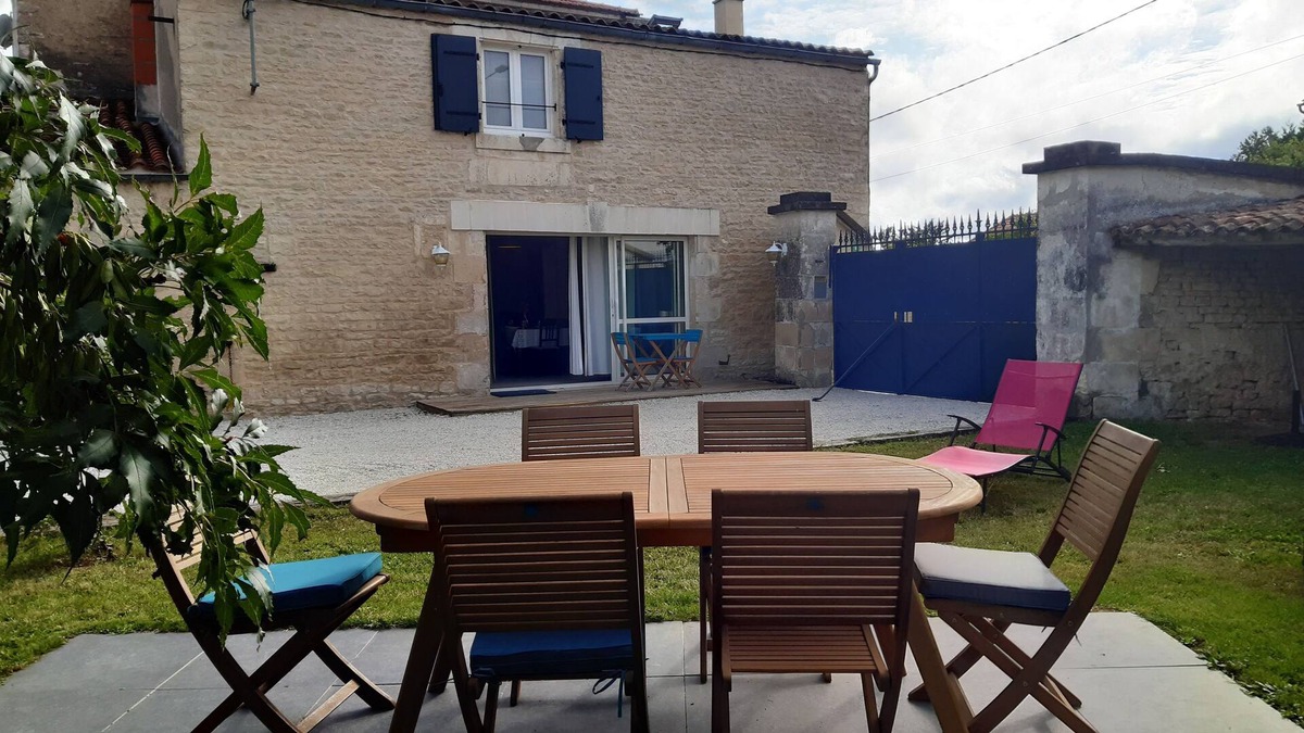 Verines House | Gîte rural 3 épis (ears of corn) 20 minutes from La Rochelle, the beaches and the Marais Poitevin.