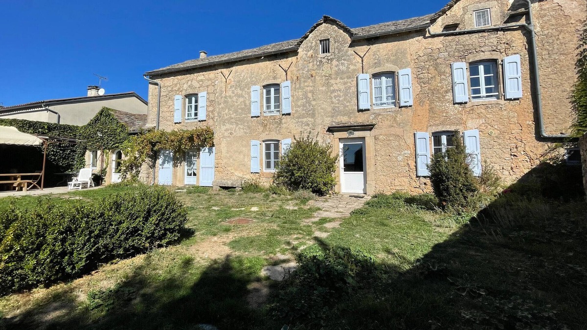 Saint-Andre-de-Vezines Cottage | Gite Saint-André-de-Vézines, 4 bedrooms, 10 persons