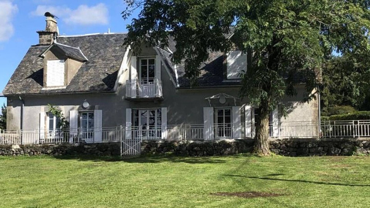 Saint-Bonnet-de-Salers Cottage | Gite Saint-Bonnet-de-Salers, 4 bedrooms, 9 persons