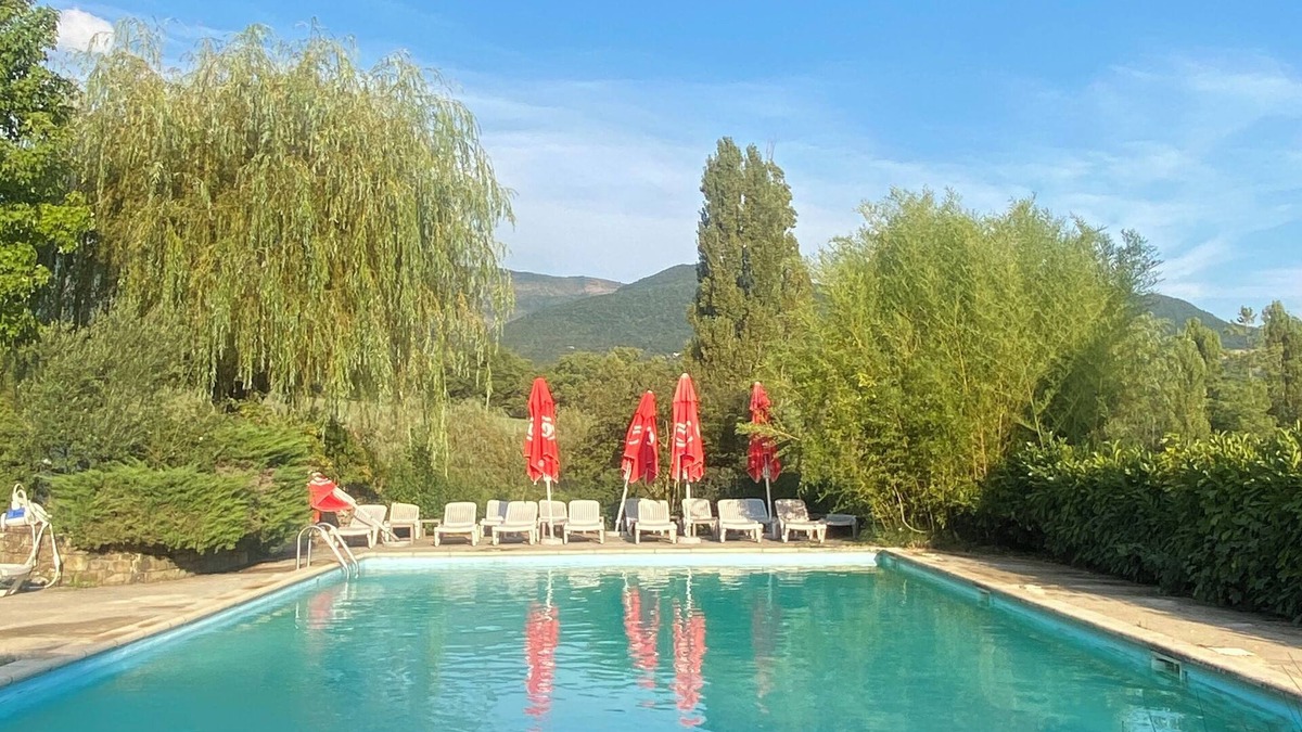 Bourdeaux House | Gite sleeps 20 with a 16-seater Jacuzzi