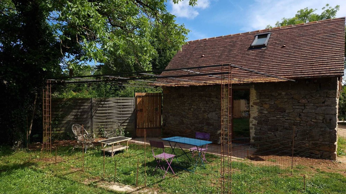 Loubressac Apartment | Gîte/Studio sleeps 2 with enclosed garden (pets welcome) and large shower.