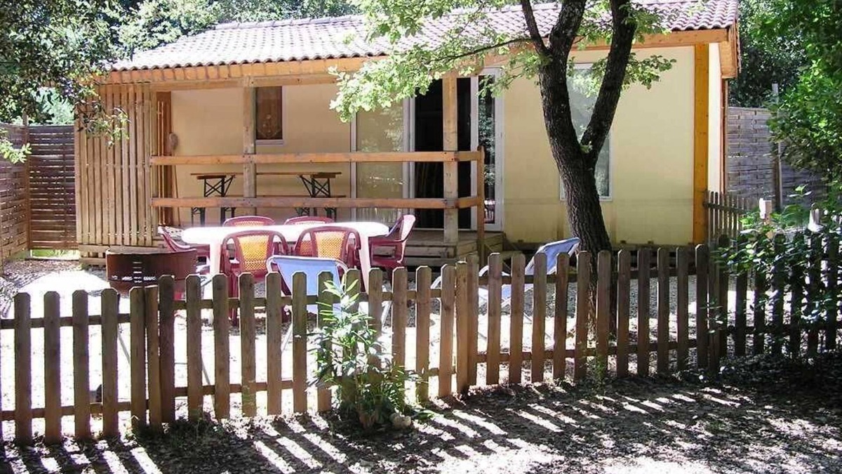 Vers-Pont-du-Gard Ski Chalet | Gite Topaze Vers Pont du Gard en Provence, river and swimming pool