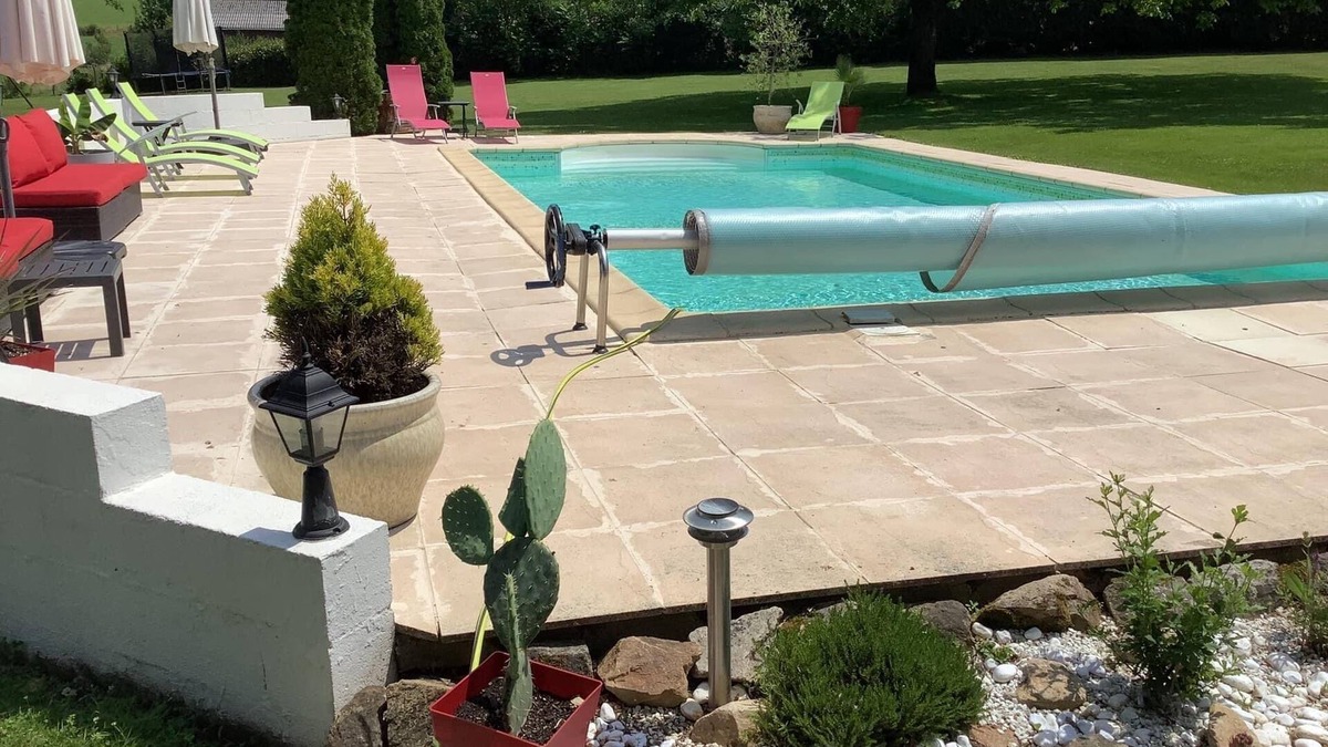Saint-Yrieix-la-Perche Cottage | Gite tout confort avec Piscine pour apprécier la sérénité de la campagne