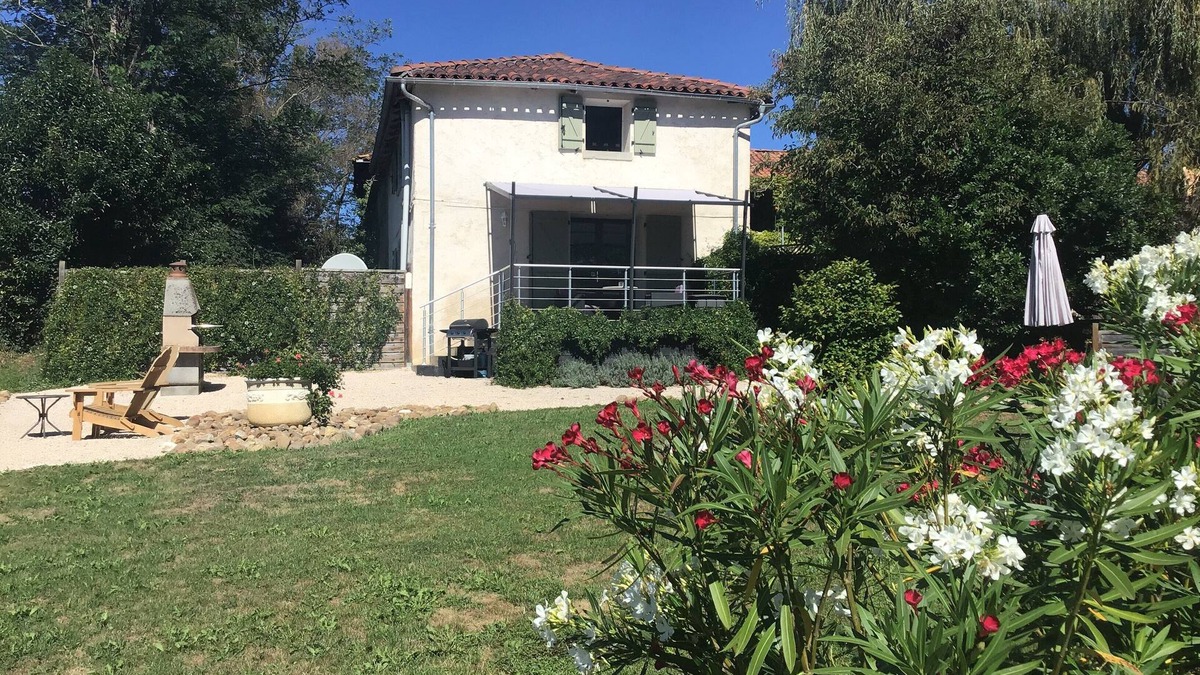 Bazordan Cottage | Gite Trejeau For Two near Castelnau Magnoac with magnificent mountain views