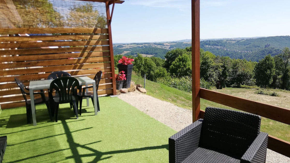 Najac House | Gîte with beautiful panoramic views.