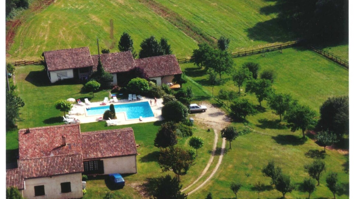 Saint-Marcory Condo | Gite with large swimming pool, play area, green space.