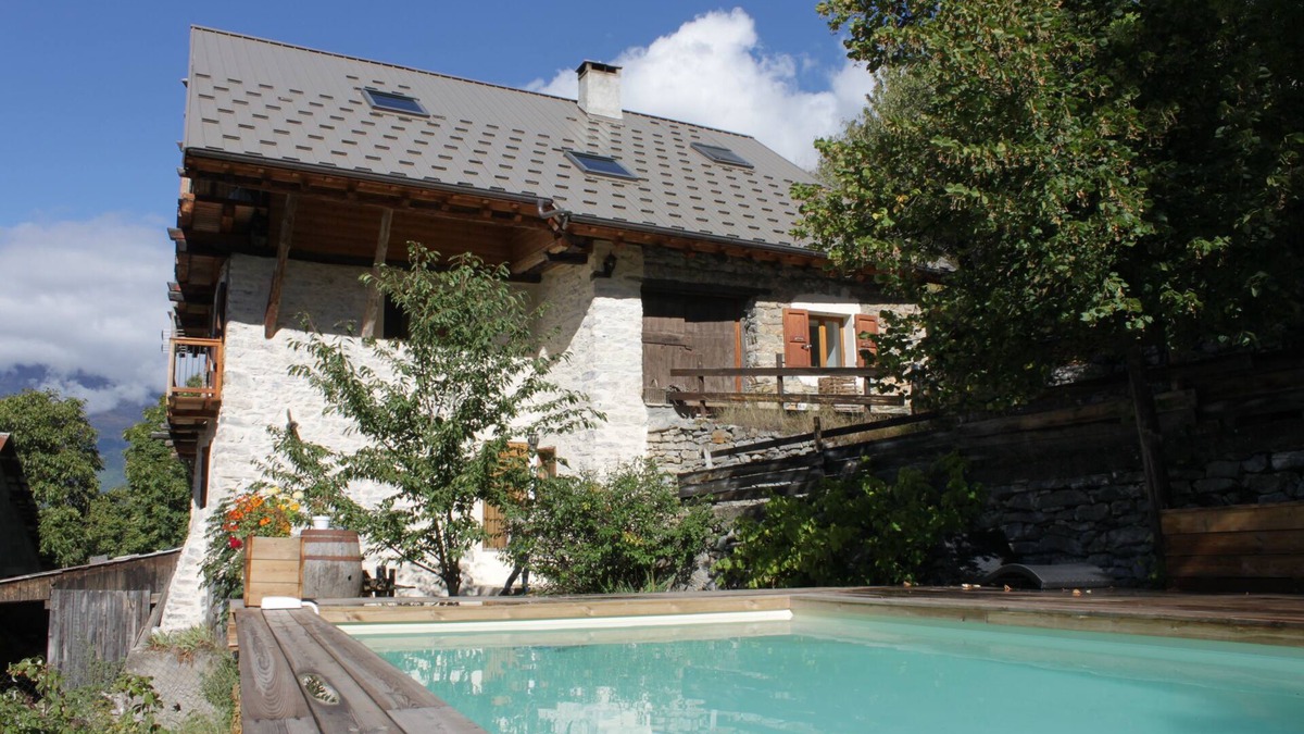 Les Vigneaux Ski Chalet | Gîte with private swimming pool at the gateway to the Ecrins*.