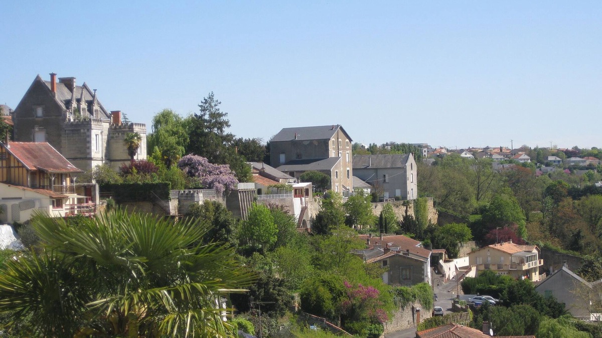 Genneton Cottage | Gite With Private Pool And Garden In A Village Location - 3 night min stay