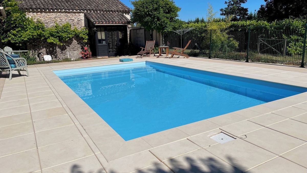 Fontanes House | Gîte with private swimming pool, 2 bedrooms, sleeps 4, shady garden
