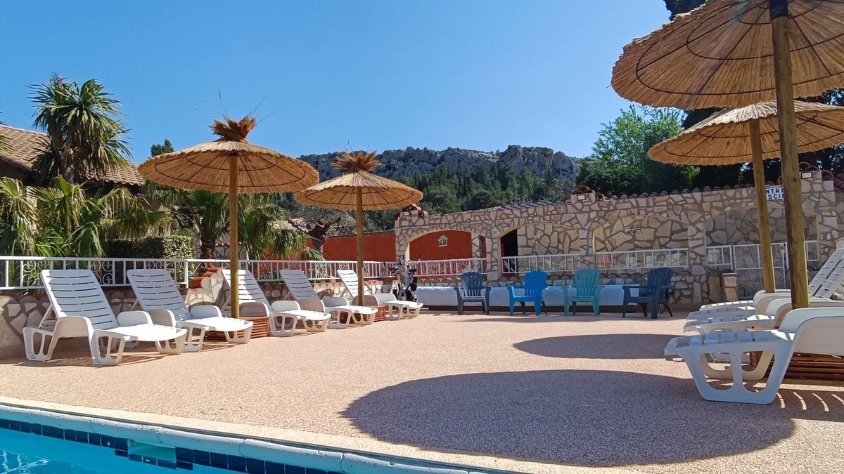 Roquefort-des-Corbieres House | Gitelacapelle with 3 swimming pool rooms, 10mm from wild beaches, tropical setting .