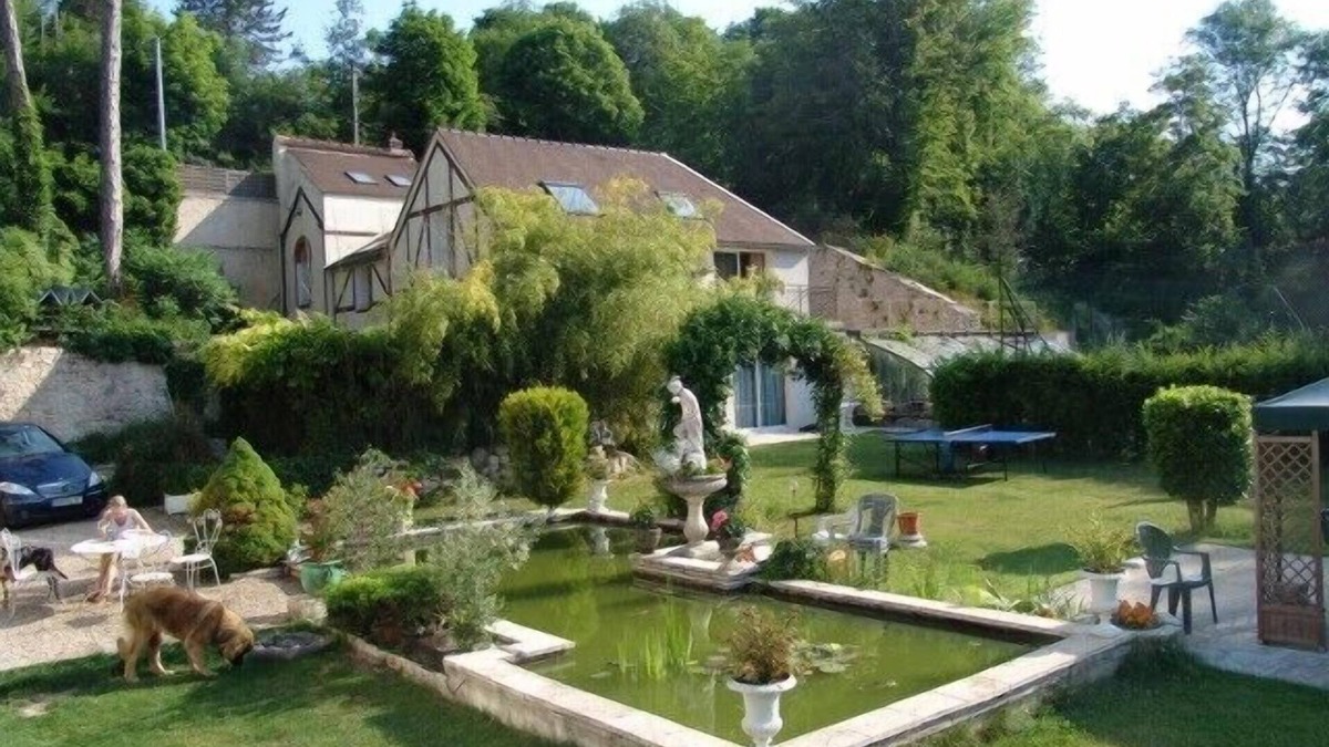 Montigny-sur-Loing Apartment | Gites between Fontainebleau forest, along the river with tennis & pool access