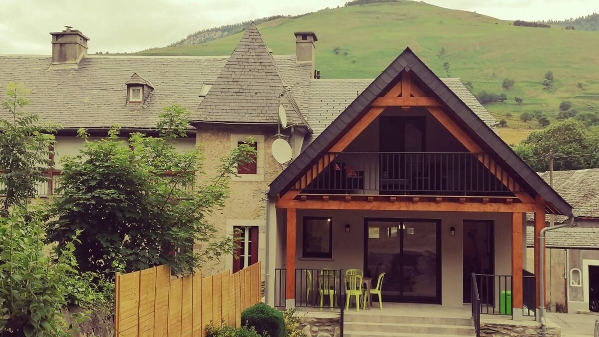 Arreau House | Gîtes chez Sylvie for 2/5p with charming balcony