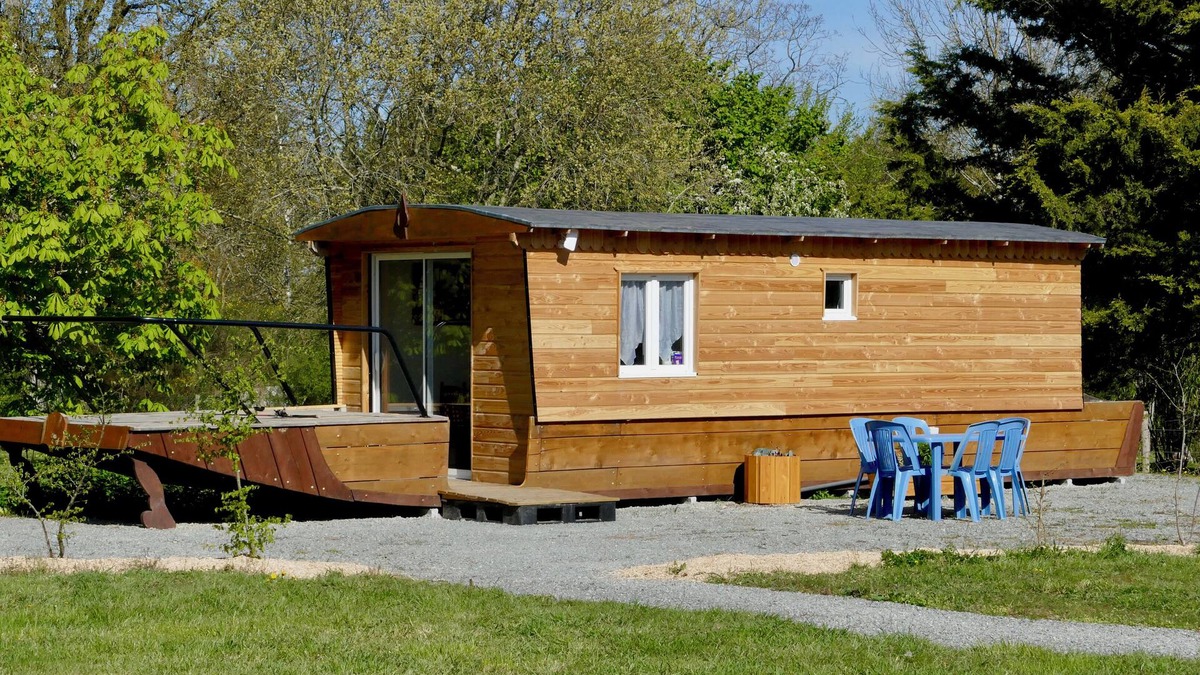 Saint-Martin-du-Fouilloux Ski Chalet | Gites Atypiques Forme Toues Cabanées de Loire Avec Étang de Pêche