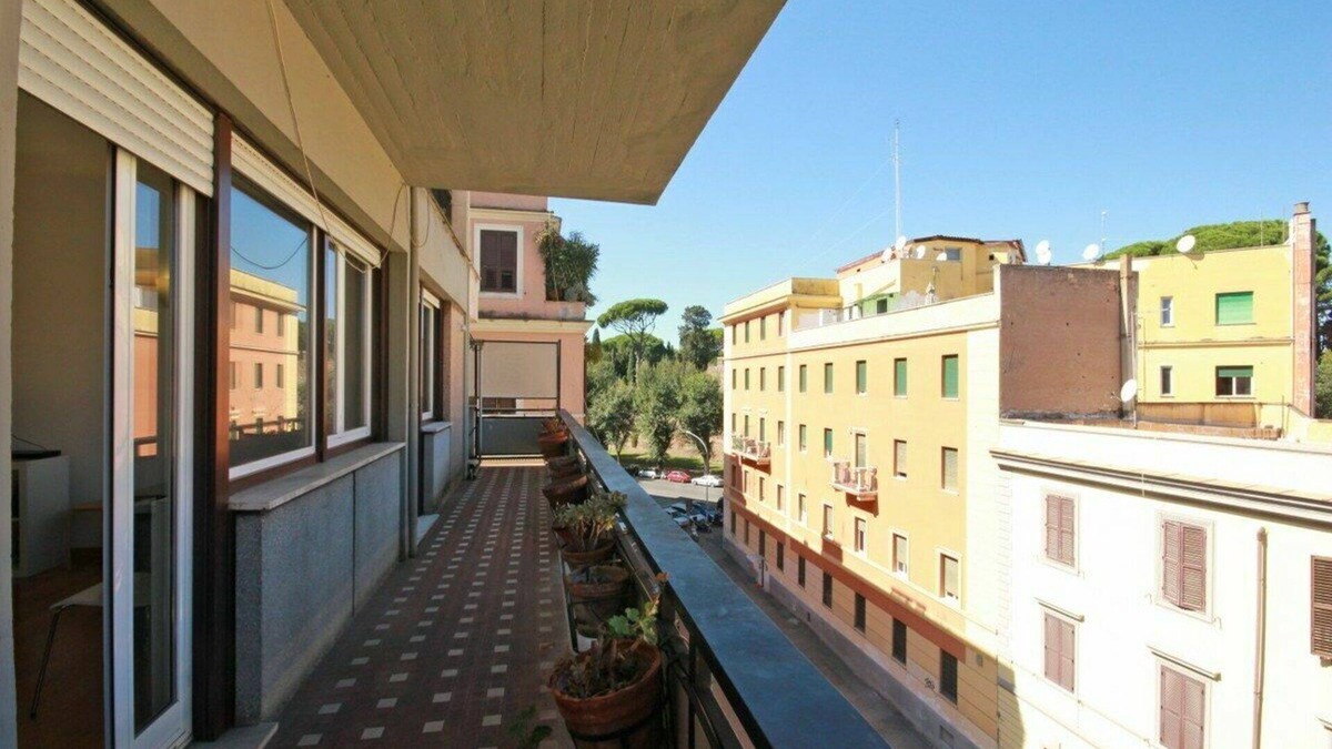 Aventine Apartment | Giulietti 2250, Bright 3 Br Flat With Balcony By Halldis