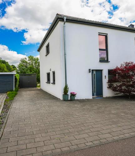 Fohren House | Glückshälfte - Moderne Haushälfte mit XXL-Parkplatz, Bike-Storage & Garten nahe Trier