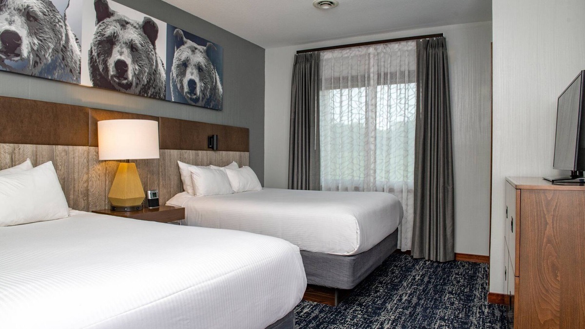 Lake Delton Resort | Glacier Canyon Resort With Free access to WaterParks and other Amenities