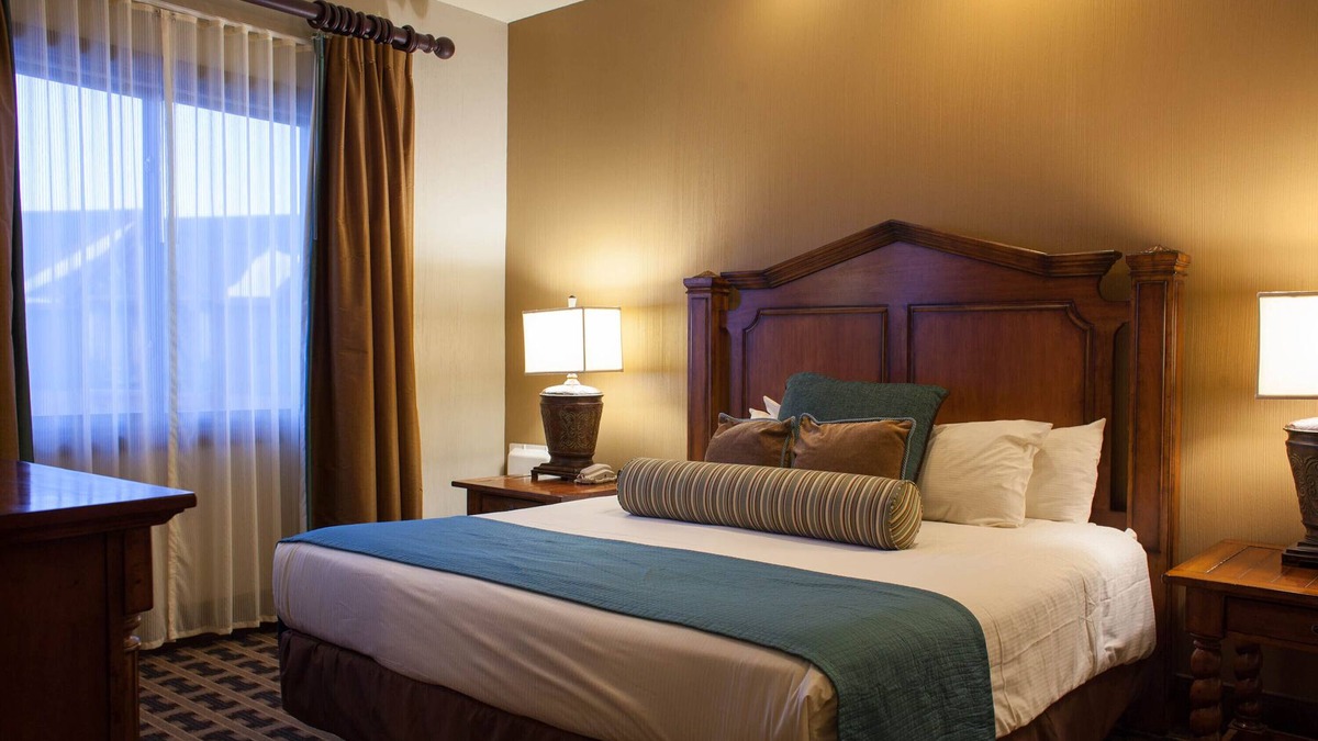 Lake Delton Resort | Glacier Canyon Resort With Free access to WaterParks and other Amenities