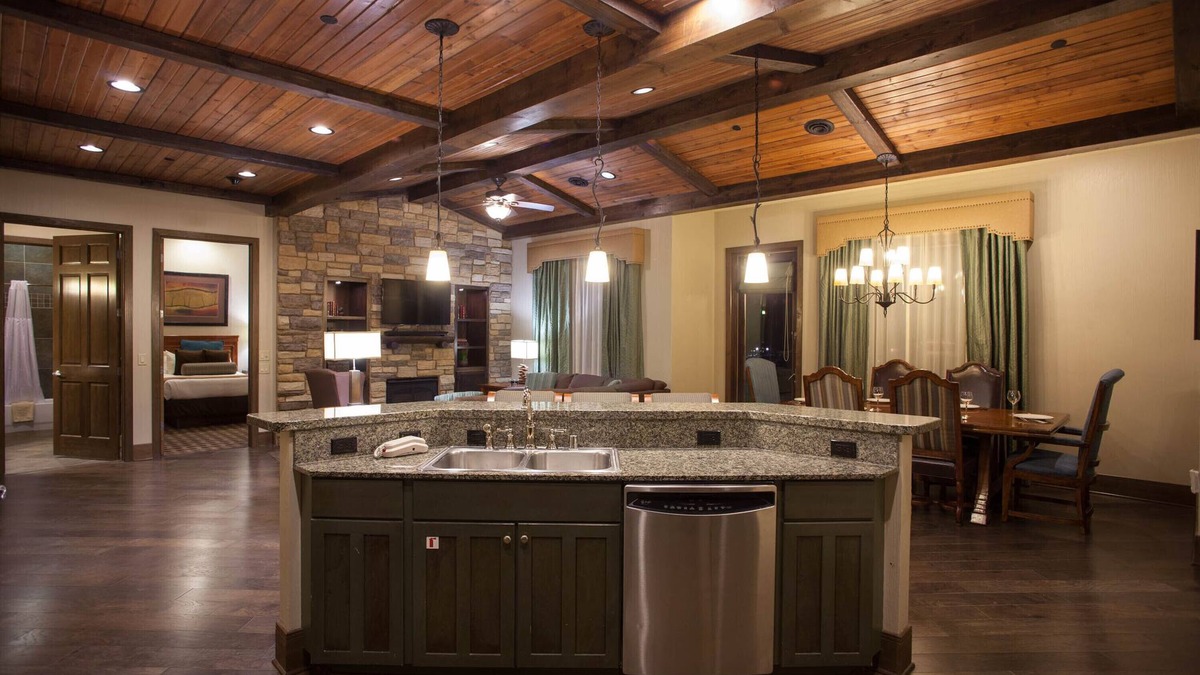 Lake Delton Resort | Glacier Canyon Resort With Free access to WaterParks and other Amenities