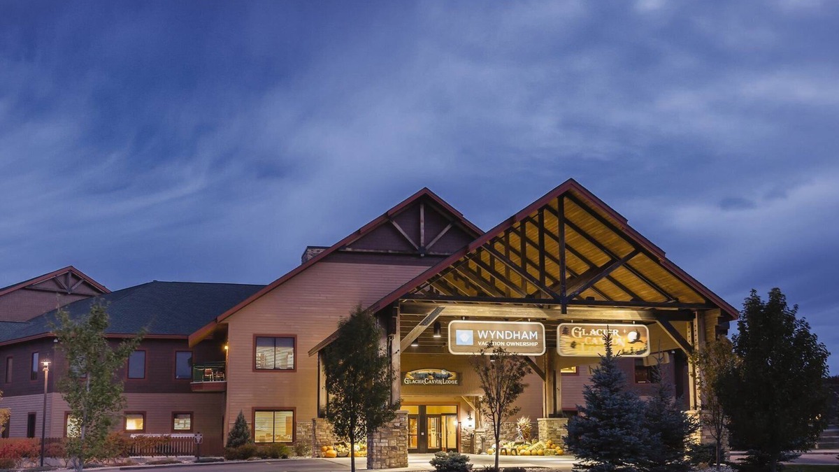 Lake Delton Resort | Glacier Canyon Resort With Free access to WaterParks and other Amenities
