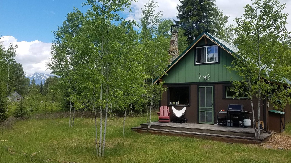 Polebridge Cabin | GLACIER GLAMPING! STEPS FROM THE POLEBRIDGE MERCANTILE!