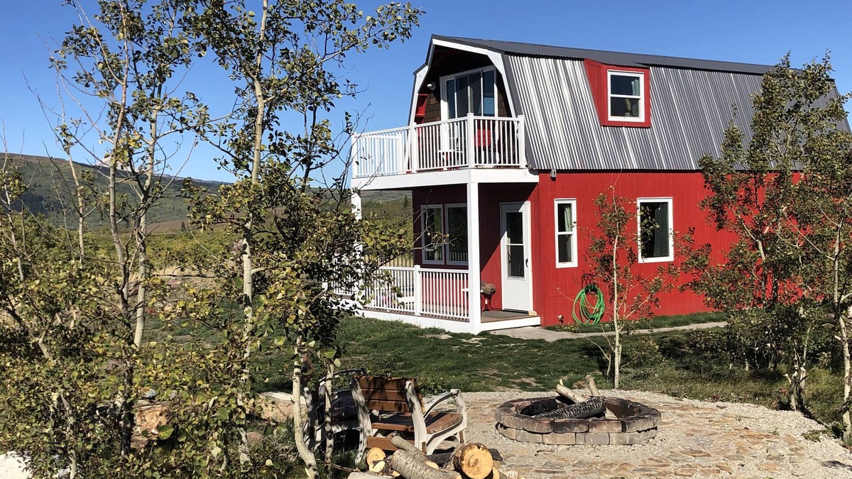 Babb House | Glacier Lookout - Spacious, New & Villa Overlooking the Rockies & St Mary Lakes