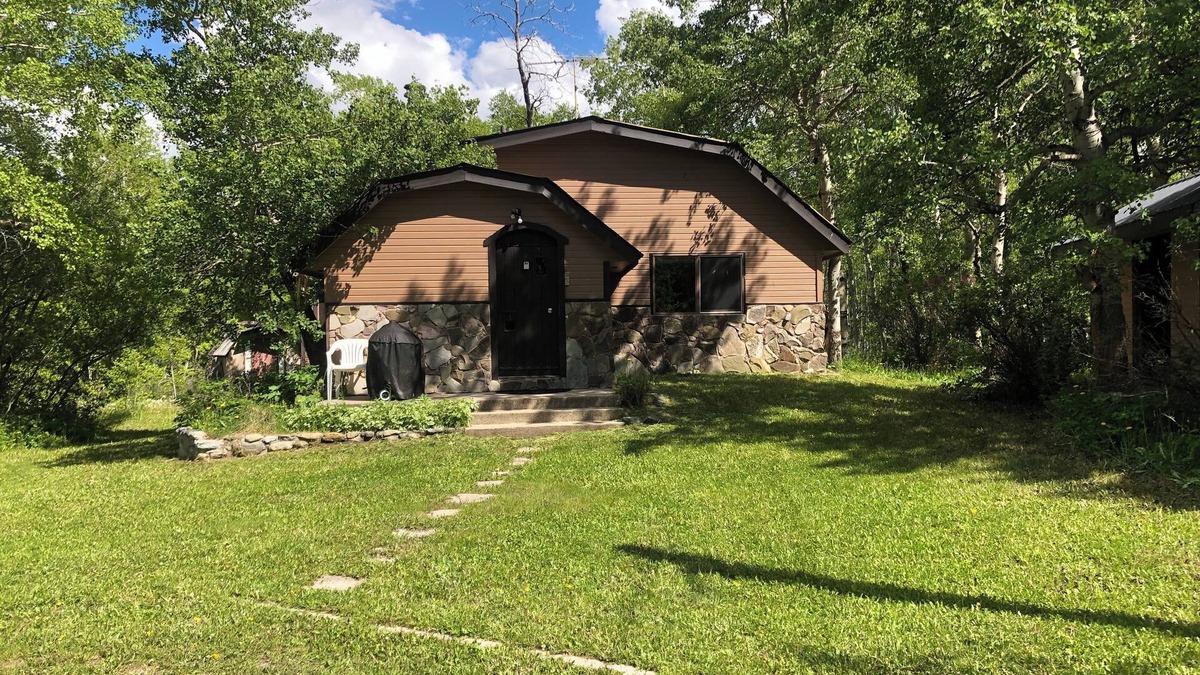 Babb House | Glacier National Park central location. Many Glacier, St. Mary, and Two Medicine