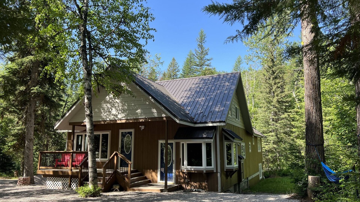 Agpar House | Glacier Snow Fox Lodge - Inside Glacier Park - Creek-front