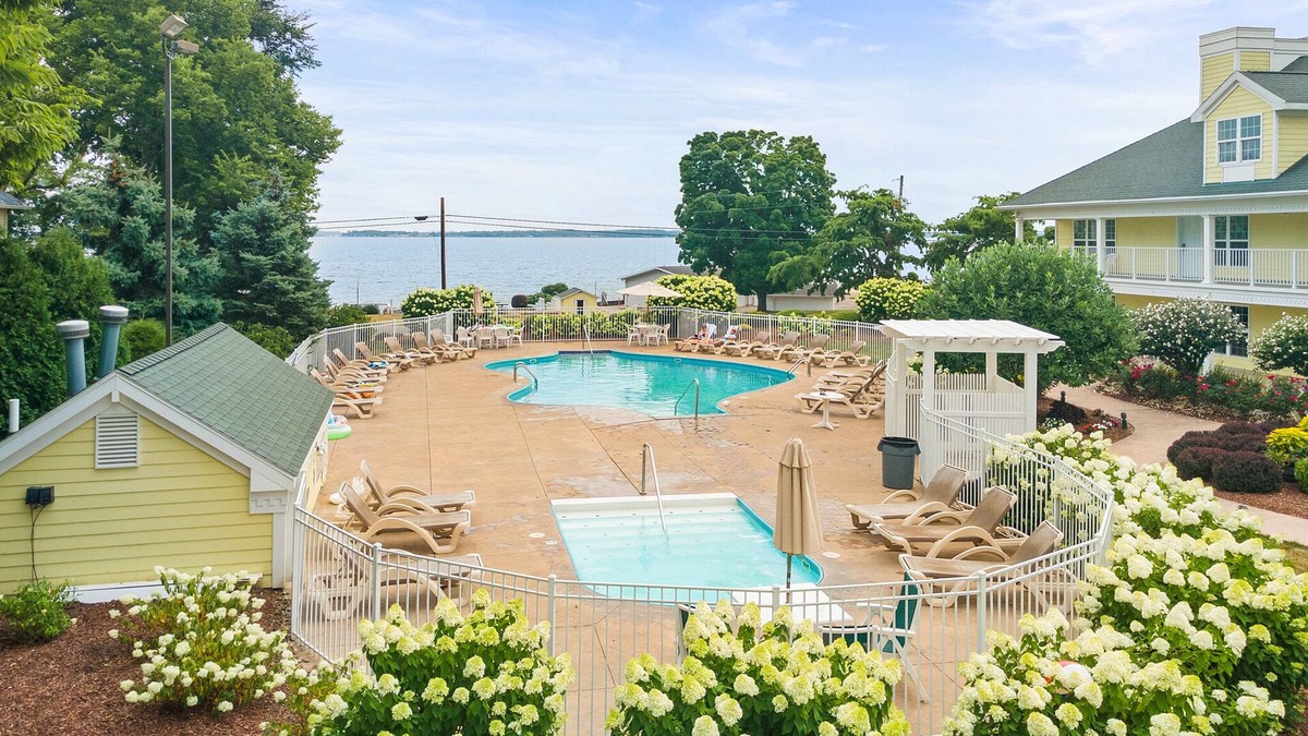 Kelleys Island Hotel | Glacier Suite at Kelley's Island Venture Resort