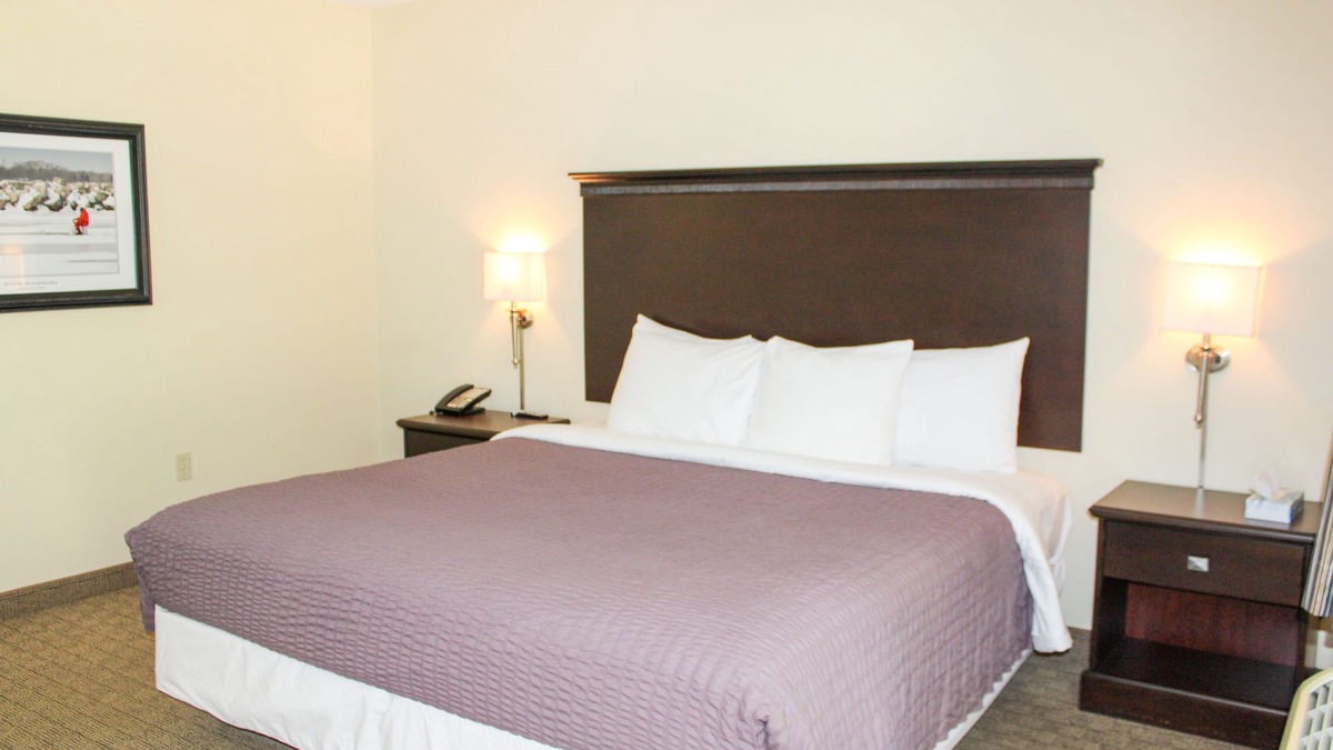 Sandusky Hotel | Glacier Suite at Kelley's Island Venture Resort