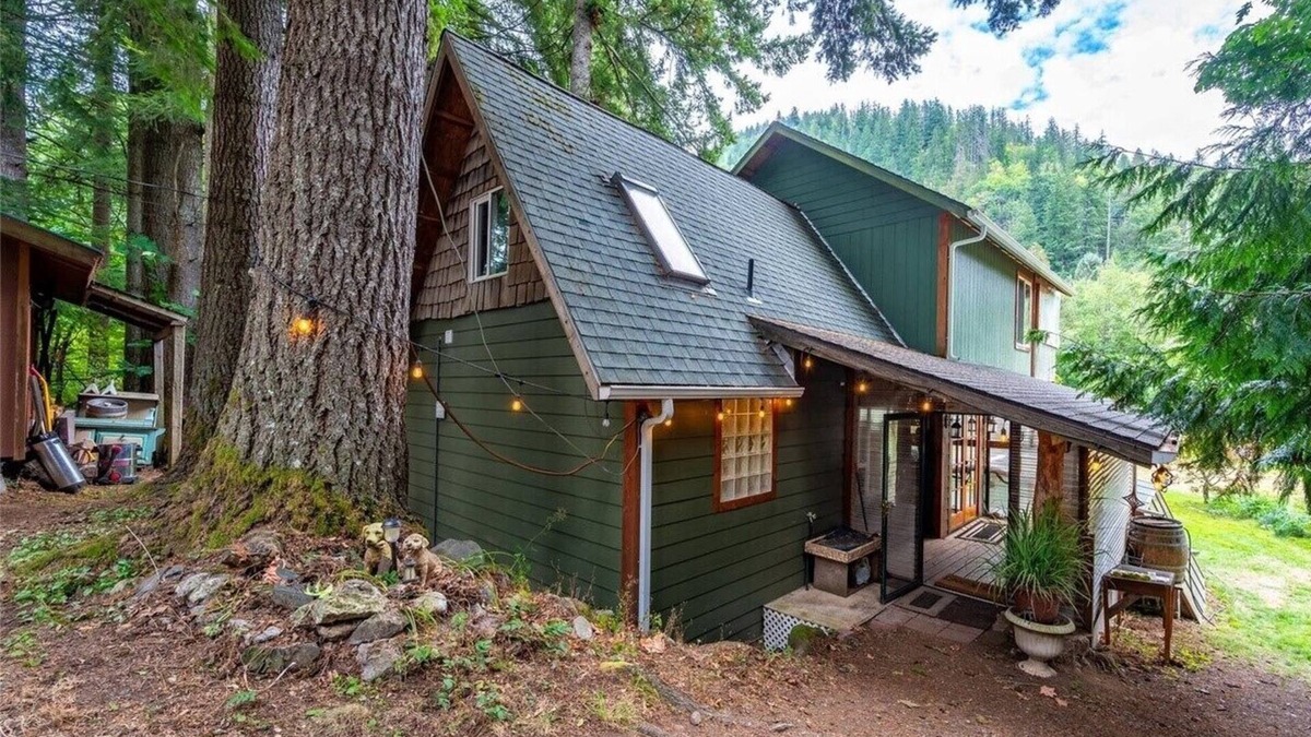 Peaceful Valley Cabin | Glacier View Getaway Cabin w/Hot Tub Near Mt Baker. Pet friendly! with RV hookup