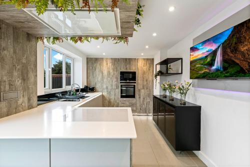 Welford House | Glade House-3-Bed Home with Free Parking I Free Wifi I 65-inch TV
